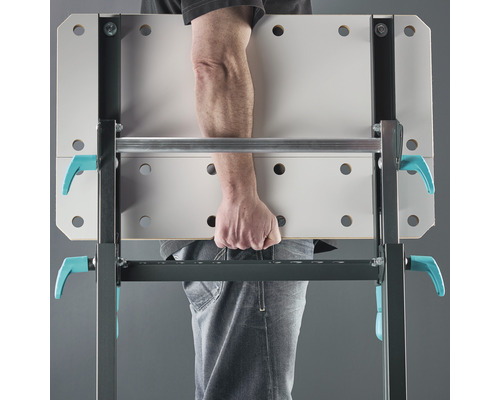 Eine Person trägt eine Werkbank.