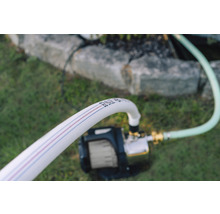 Gartenpumpe mit Gartenschlauch im Außenbereich