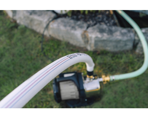 Gartenpumpe mit Gartenschlauch im Außenbereich
