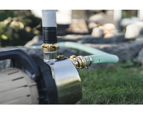 Gartenpumpe mit angeschlossenen Schläuchen im Außenbereich