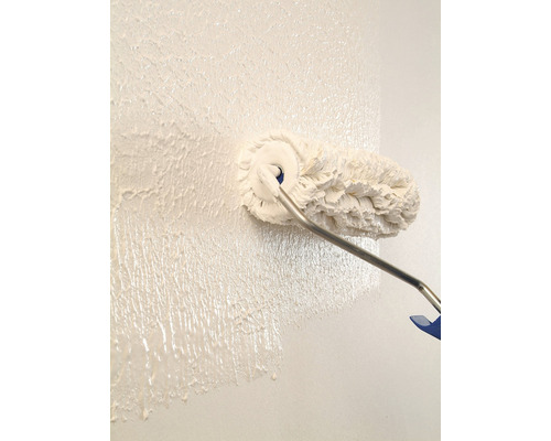 Farbe wird mit einer Farbwalze auf eine Wand aufgetragen.