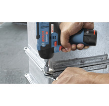 Ein Akku-Schlagschrauber im Einsatz beim Verschrauben von Metallteilen.