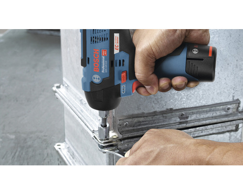 Ein Akku-Schlagschrauber im Einsatz beim Verschrauben von Metallteilen.