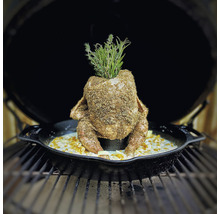 Gegrilltes Hähnchen mit Kräutern in einer gusseisernen Pfanne