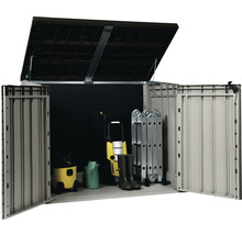 Offener Gartenschrank aus Kunststoff mit Gartengeräten wie Leiter, Staubsauger und Hochdruckreiniger