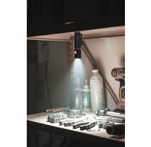 Eine Werkbank mit Werkzeugen, beleuchtet durch eine befestigte Arbeitsleuchte