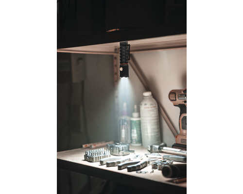 Eine Werkbank mit Werkzeugen, beleuchtet durch eine befestigte Arbeitsleuchte