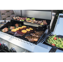 Grill mit Grillgut wie Fleisch, Würstchen und Gemüse