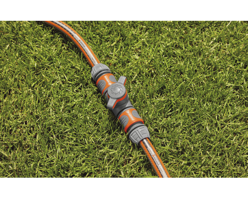 Gartenschlauchverbinder auf Rasen