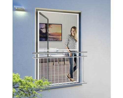 Balkon mit Geländer und einer Frau, die auf dem Balkon steht