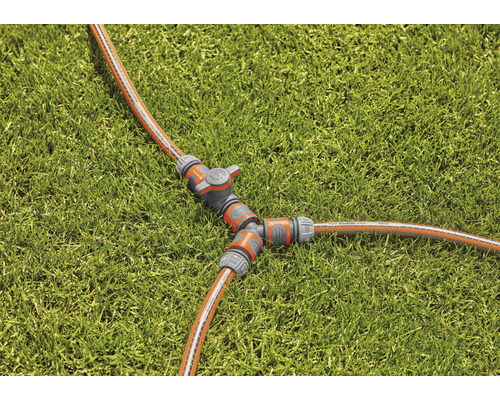 Gartenschlauch Verteiler auf Rasen