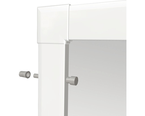 Detailansicht einer Duschkabine mit Befestigungselementen