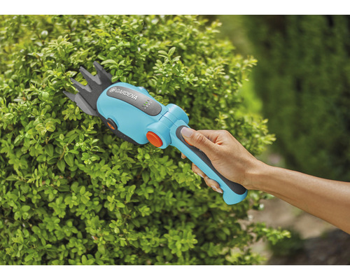 Gardena Akku-Grasschere im Einsatz an einer Hecke