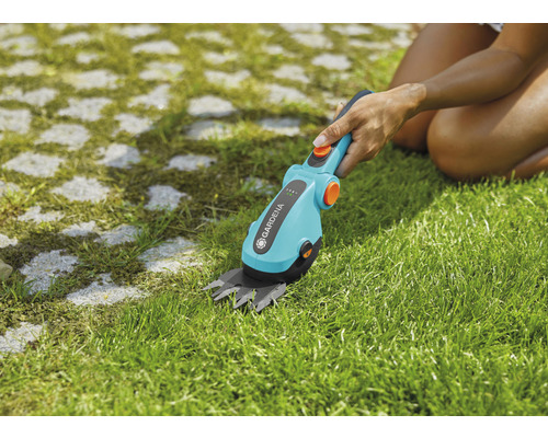 Gardena Akku-Grasschere im Einsatz zum Trimmen von Rasenkanten