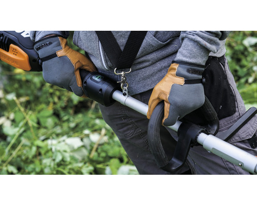 Person mit Arbeitshandschuhen bedient einen Rasentrimmer