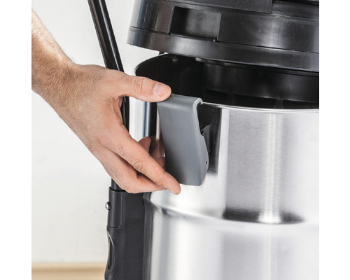 Detailansicht eines Nass-Trockensaugers mit Hand, die den Verschlussmechanismus betätigt