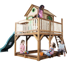 Holzspielhaus mit Sandkasten, Rutsche und Leiter im Garten