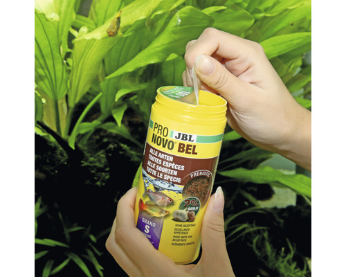 JBL Novo Bel Fischfutter Dose wird geöffnet