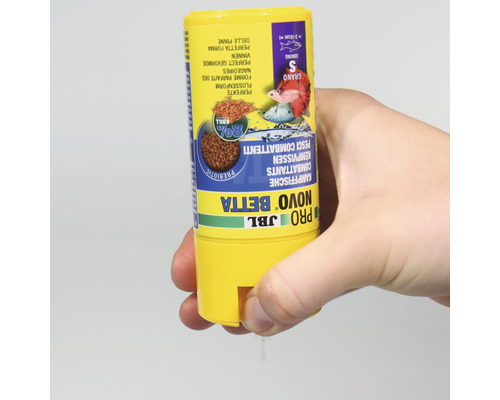 JBL Novo Betta Kampffischfutter in gelber Verpackung in der Hand gehalten