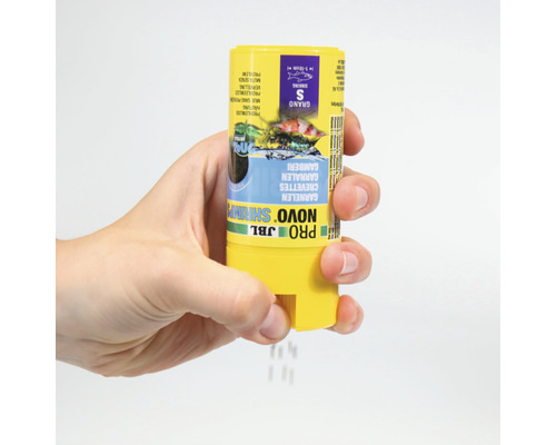 Hand hält eine Dose JBL Novo Shrimp Granulatfutter für Ziergarnelen.