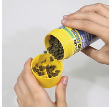 JBL Novo Crabs Futter wird in eine gelbe Dosierhilfe gefüllt