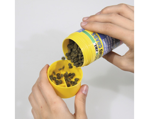 JBL Novo Crabs Futter wird in eine gelbe Dosierhilfe gefüllt