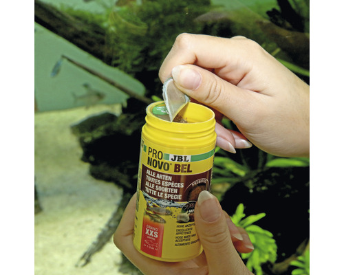 JBL Novo Bel Fischfutterdose wird geöffnet