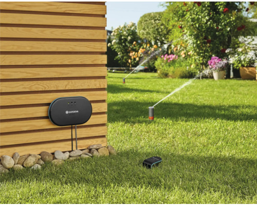 Gardena Smart System mit Steuerzentrale, Sensor und Rasensprenger im Garten.