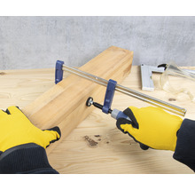 Holzbearbeitungsszene mit Schraubzwinge und Holzstück