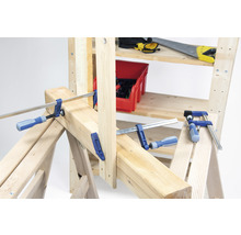 Werkstattsituation mit Schraubzwingen an Holzbalken
