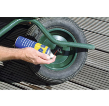 WD-40 Multifunktionsprodukt wird auf ein Schubkarrenrad aufgetragen.