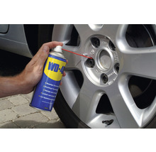 Anwendung von WD-40 Multifunktionsprodukt auf einer Felge