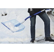 Person schaufelt Schnee mit einer Schneeschaufel