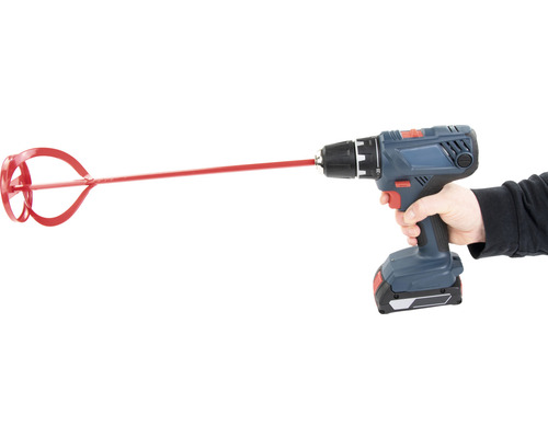 Eine Bohrmaschine mit einem Farbmischer wird von einer Hand gehalten.