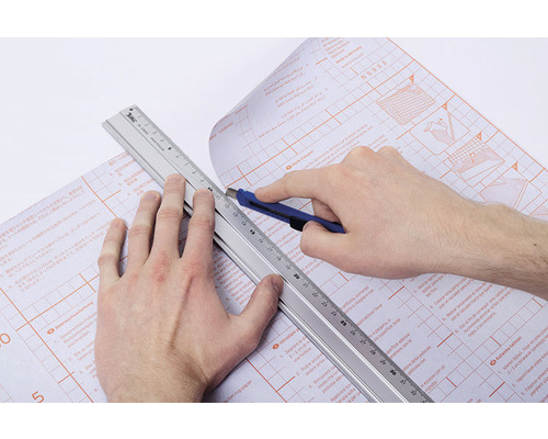 Zuschneiden einer Folie mit einem Cuttermesser und einem Lineal