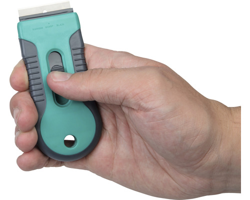 Glasschaber mit ausziehbarer Klinge in Hand