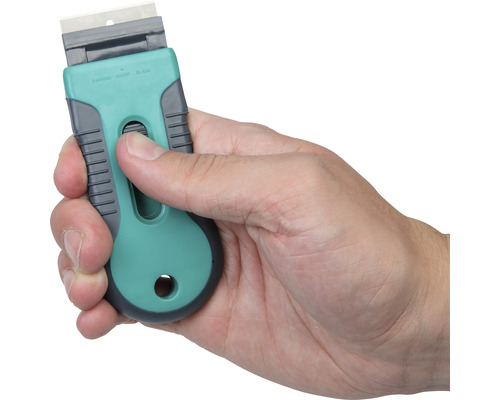 Glasschaber mit Griff in der Hand