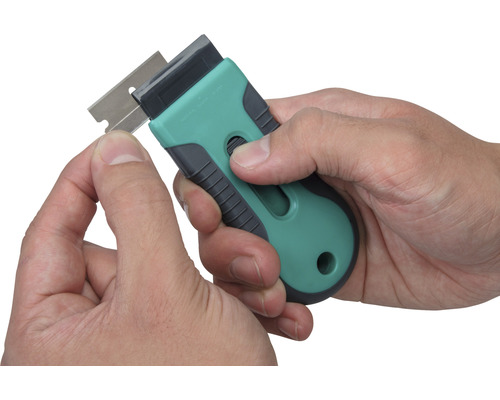 Glasschaber mit Klinge wird von einer Hand bedient