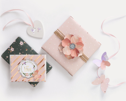 Dekorativ verpackte Geschenke und eine Grußkarte für besondere Anlässe