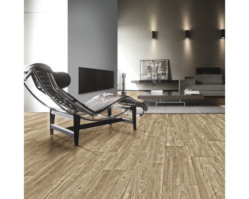 Wohnzimmer mit Holzboden, Liege und modernen Möbeln.