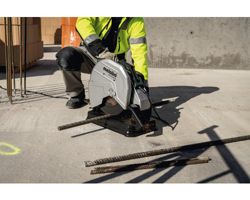 Bauarbeiter schneidet Stahl mit einer Metabo Metallsäge