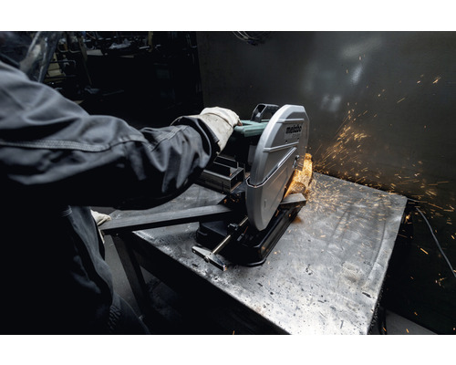 Metabo Metallsäge im Einsatz beim Schneiden von Metall