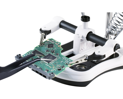 Dritte Hand mit Platine und Pinzette.