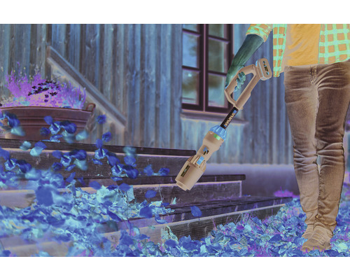 Eine Person verwendet einen Akku-Laubsauger, um Blätter von einer Treppe zu entfernen.