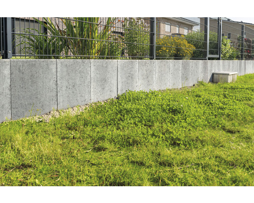 Betonwinkelstütze mit Maschendrahtzaun im Garten