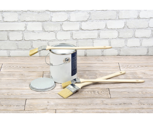 Farbeimer mit Deckel und verschiedene Pinsel