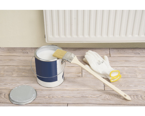 Farbeimer mit Farbe, Pinsel und Schutzhandschuhe auf Holzboden