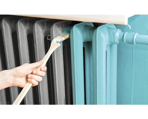 Anstreichen eines Heizkörpers mit einem Pinsel