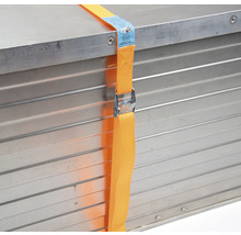 Aluminiumkiste mit Spanngurt zur Ladungssicherung