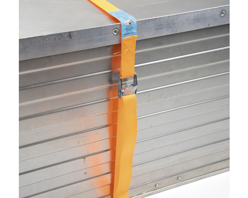Aluminiumkiste mit Spanngurt zur Ladungssicherung